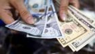 سعر الدولار في العراق.. استقرار رسمي وتذبذب بالسوق الموازية