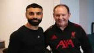 بحضور محمد صلاح.. ليفربول يكرم &laquo;قائد المجتمع&raquo;