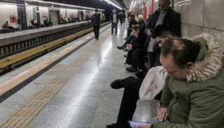 إيرانيون في محطة قطارات بطهران (أ. ف. ب)