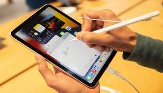 آيفون القابل للطي من آبل يتميز بواجهة تشبه واجهة آيباد عند فتحه