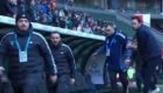 حدث في تركيا.. مدرب غاضب يطرد دكة فريقه (فيديو)