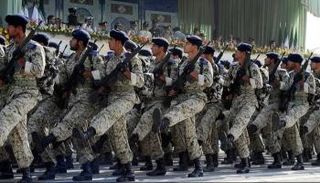 عناصر من الحرس الثوري يمرون أمام منصة تضم قادة به - أرشيفية