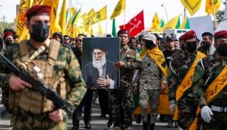 عناصر من حزب الله يرفعون صورة المرشد الإيراني الراحل