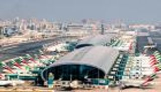 مطار دبي يستأنف حركة الطيران تدريجيا بعد تعليق مؤقت