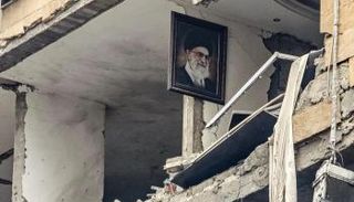 صورة لخامنئي معلقة في منزل مدمر بضاحية بيروت الجنوبية