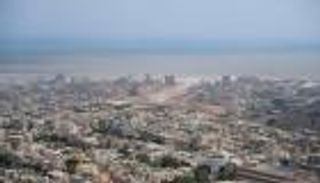 منخفض جوي يضرب ليبيا.. أمطار غزيرة تغرق شوارع وسيارات في طرابلس