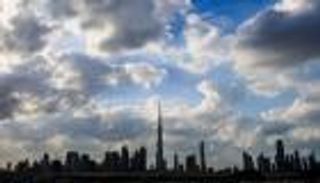 طقس الإمارات اليوم الثلاثاء.. أمطار خفيفة مع تراجع درجات الحرارة