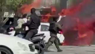 لقطة من فيديو لمركبة تابعة للشرطة الخاصة الإيرانية مشتعلة في طهران.