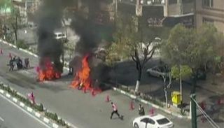 دراجة نارية مشتعلة في أعقاب هجوم على نقطة تفتيش تابعة للباسيج