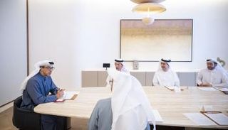 الشيخ منصور بن زايد آل نهيان خلال الاجتماع - وام