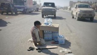 طفل يمني يبيع المياه وسط شوارع اليمن