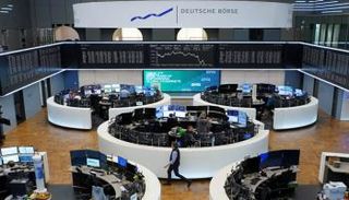 أسهم أوروبا تتراجع إلى أدنى مستوى في 4 أشهر