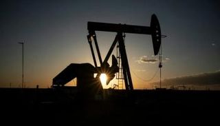 النفط يهبط بأكثر من 13% 