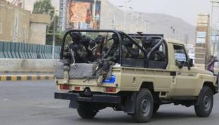 عناصر حوثية مسلحة بصنعاء- أرشيفية