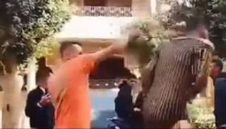 إجبار شاب على ارتداء ملابس نسائية بمصر