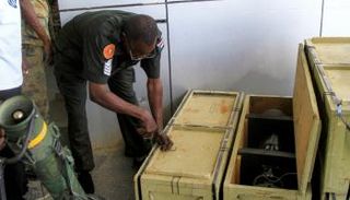 ضابط من الجيش السوداني يفتح صندوقا