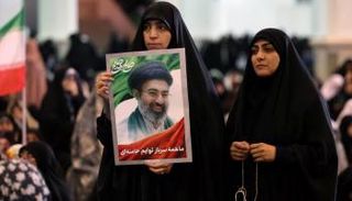 نساء إيرانيات يرفعن صورة للمرشد الجديد مجتبى خامنئي