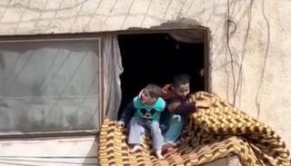 الأطفال في «لعبة الموت» فوق المرتبة