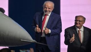 جانب من إطلاق الطائرة