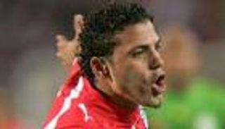من الشناوي إلى زيزو.. عمرو زكي يفند أزمات الأهلي المصري