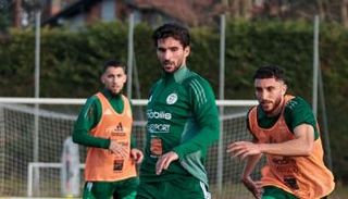 عوار لاعب منتخب الجزائر