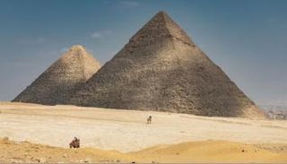 مستوطنات العمال بأهرامات الجيزة دليل على الجهد البشري المبذول في بناء الأهرامات