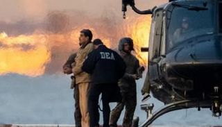 الرئيس الفنزويلي المعتقل نيكولاس مادورو برفقة عملاء فيدراليين