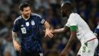 مشاجرة طريفة بين لاعبي موريتانيا على قميص ميسي (فيديو)