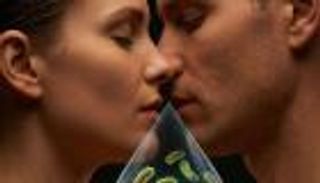مفاجأة علمية.. قبلة 10 ثوانٍ بين الأزواج تنقل 80 مليون بكتيريا