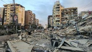 صورة خامنئي وسط دمار بالضاحية الجنوبية في بيروت