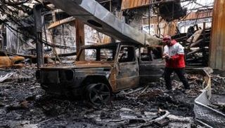 أحد عناصر الهلال الأحمر الإيراني في مركز تعرض لقصف شرق طهران