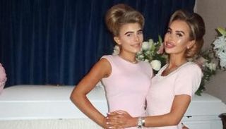 بلوغر بريطانية تنشر مشاهد من جنازة ابنتها