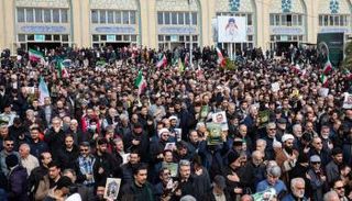 إيرانيون يرفعون صور قادة قتلوا في الحرب