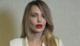 النجمة العالمية أنجلينا جولي
