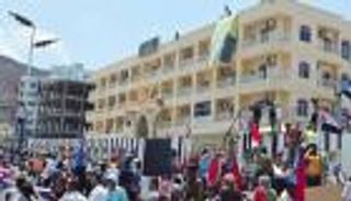 &laquo;عدوان سافر&raquo;.. احتجاجات في عدن رفضا لإغلاق مقرات المجلس الانتقالي