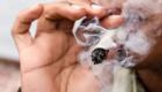 مفاجأة علمية لن تعجب الرجال: تعاطي القنب والتدخين يقلل من &laquo;حجم الرأس&raquo; 