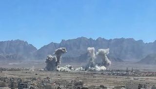 تصاعد دخان كثيف جراء قصف قرب مدينة يزد وسط إيران