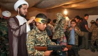 تدريب الأطفال على حمل السلاح بإيران