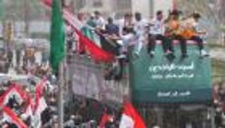 حافلة مكشوفة ومكافآت حكومية.. استقبال شعبي ضخم لمنتخب العراق (فيديو)