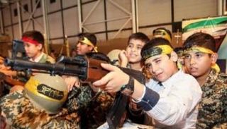 النظام الإيراني يعمل على تجنيد الأطفال 