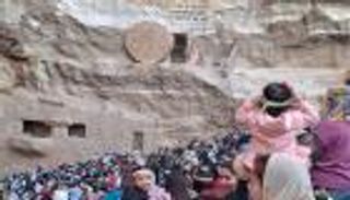 وسط حضور واسع.. دير سمعان الخراز في مصر يحتفي بأحد السعف 2026