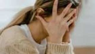 لماذا نشعر بالحزن بدون سبب؟ دليل فك شفرات الاكتئاب الخفي وعلاجه
