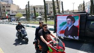 يمر سائقو السيارات أمام لافتة gلمرشد الأعلى الجديد في طهران