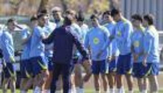 برشلونة يستعد لأتلتيكو مدريد بـ&laquo;كرات تنس&raquo; (فيديو)