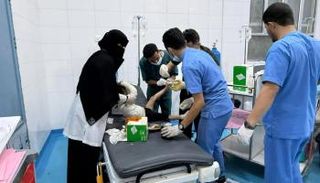 اطباء يقدمون الرعاية لطفل مصاب إثر حريق مأرب