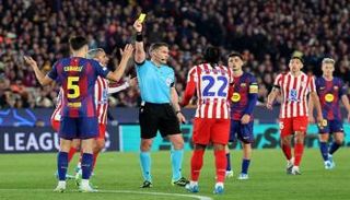 حكم مباراة برشلونة ضد أتلتيكو مدريد