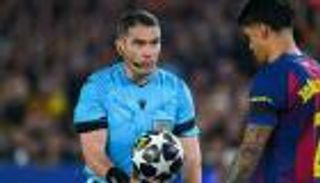 بسبب مباراة برشلونة وأتلتيكو.. الحكم كوفاتش يواجه خطر الإبعاد