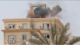 محتجون مصريون يحرقون مقرا للإخوان - أرشيفية