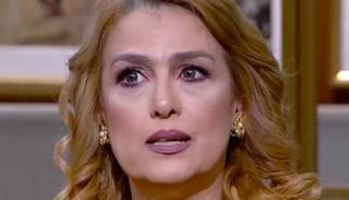 الفنانة سيمون تبكي