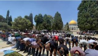 100 ألف فلسطيني يؤدون الصلاة بالأقصى